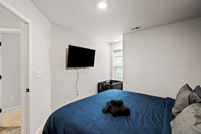 Room 2, King 3BR Townhouse in Camp North End, Mecklenburg