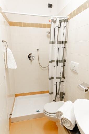 Bathroom 5, Charming Two Bedroom Apartment, Venezia