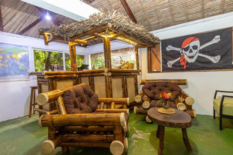 Public Area 2, le Repaire des Pirates, Analanjirofo