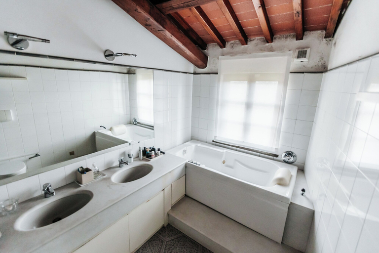 Bathroom 5, Castello Uliveta, Florence