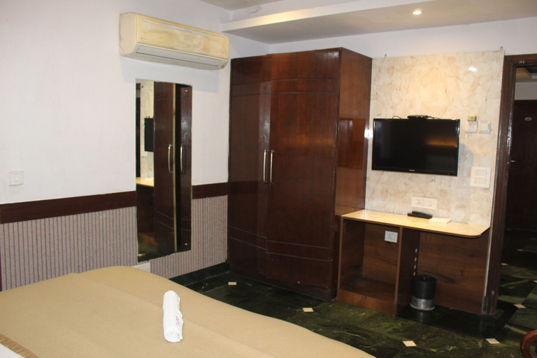 Room 5, Flourish Inn Saket opposite Max Hospital, Delhi