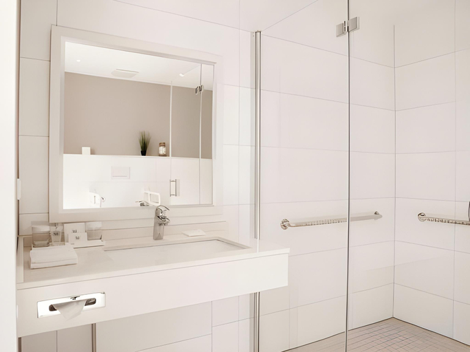 Bathroom 3, Hotel am Delft, Emden