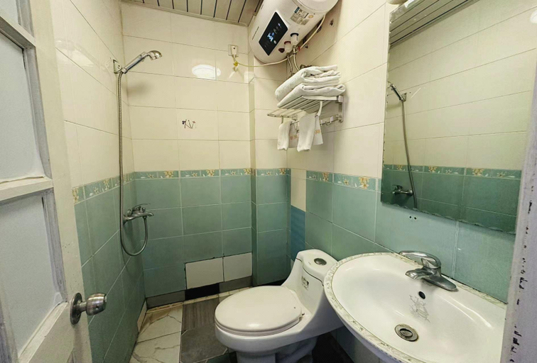 Bathroom 4, Jiaxiang Hostel, Shanghai