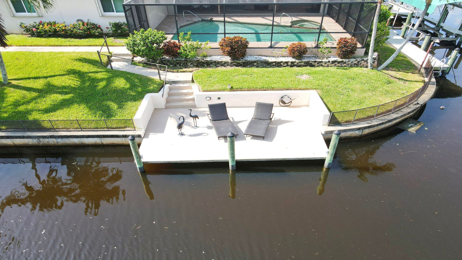 Room 4, Love Bird Canalfront Villa Lounge Terrace Heated Pool pet Friendly, Lee