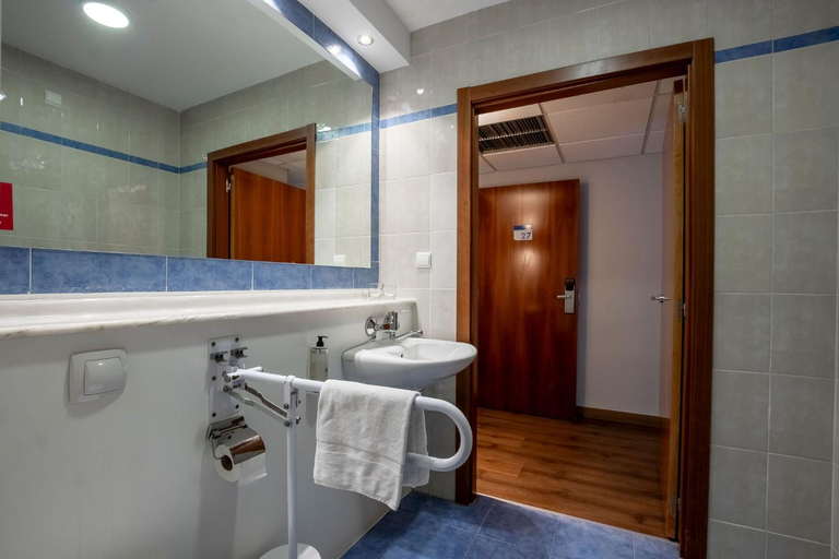 Bathroom, Travelodge Alicante Puerto, Alicante