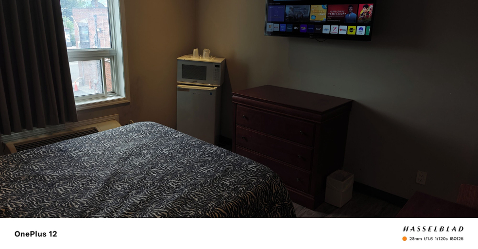 Bedroom 2, Queensway Motel, Toronto