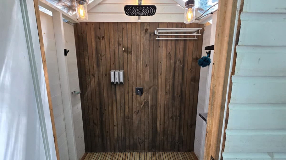 Room 3, Stabbin Cabin 2 on Grant Island-hottub Boat Pets, Lewis