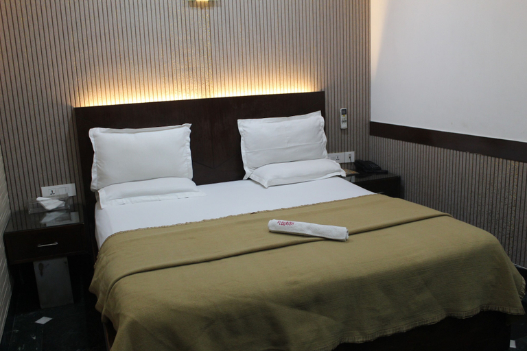 Room 4, Flourish Inn Saket opposite Max Hospital, Delhi