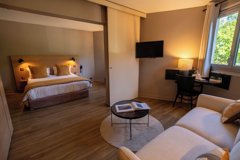 Bedroom 4, Logis Hotel L'Embarcadère, Ain