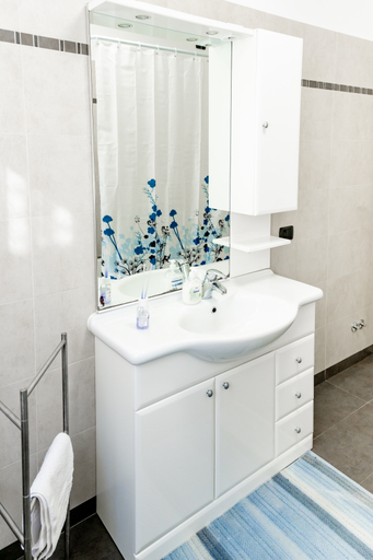 Bathroom 5, Charming Two Bedroom Apartment, Venezia