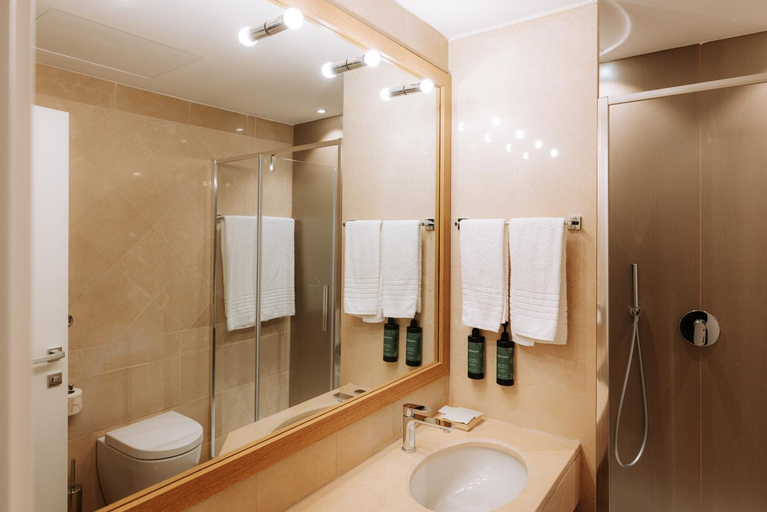Bathroom 4, Palace Hotel, Bari