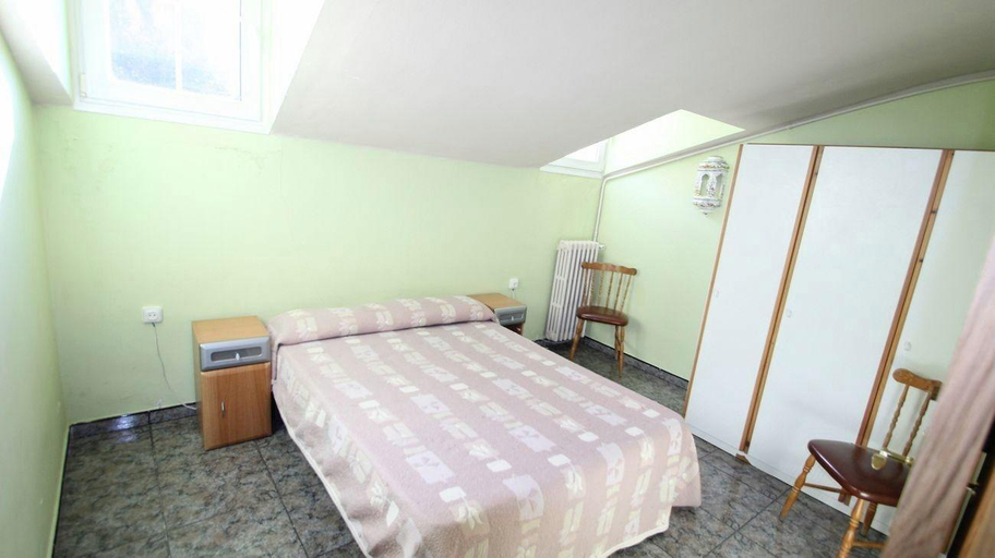 Bedroom 3, Hostal Porta De Nuria, Girona