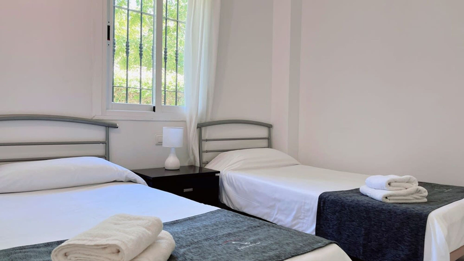 Room 5, Spacious Poolside 3 Bedroom F-5, Málaga
