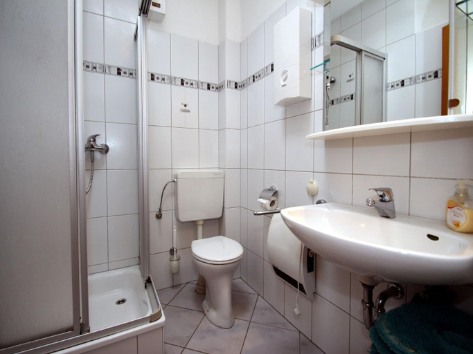 Bathroom 2, Bungalow, Dornumersiel, Aurich