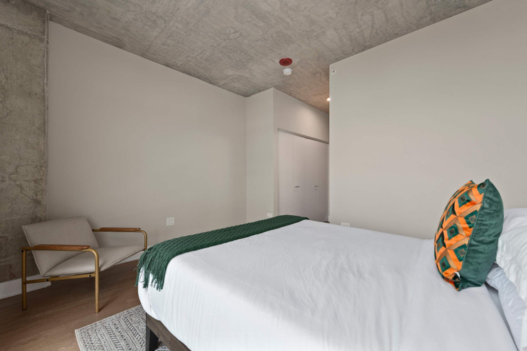 Room 5, West Loop Group Hub 3 Modern 2BR Apartments, Cook