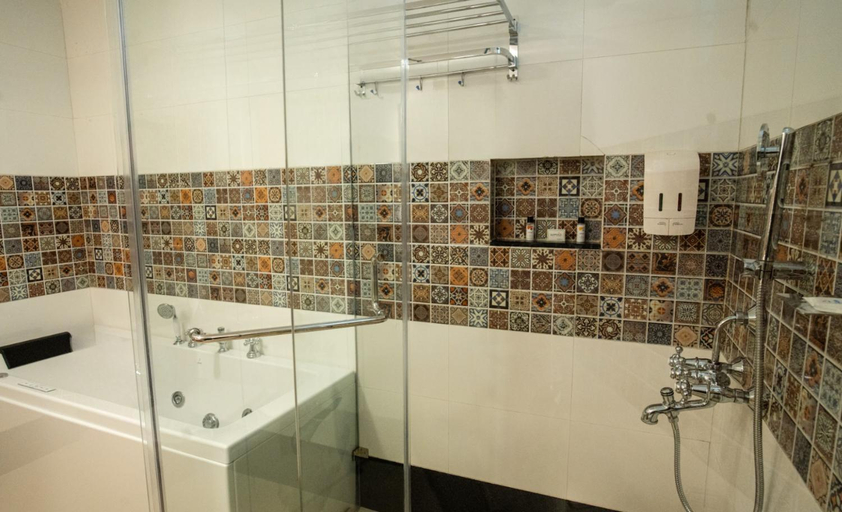 Bathroom 5, La Cabana Beach and Spa Resort, North Goa