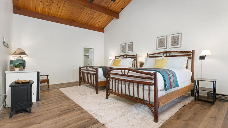 Bedroom 2, Suite Meadow @CN Lodge# 7, Tulare