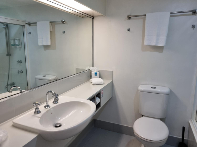 Bathroom 4, Mission Beach Lodge, Johnstone