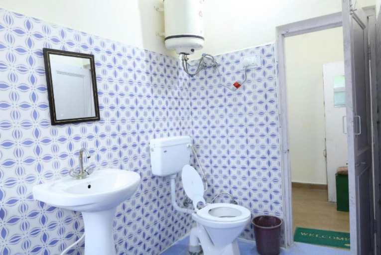 Bathroom, Hotel paradise hills, Chamba