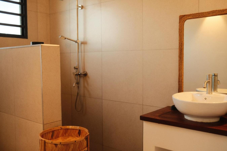Bathroom 4, Villa Kweli, Kusini