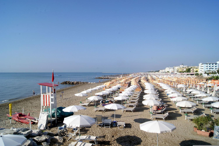 Beach 3, Apartment in a residence with pool, Venezia
