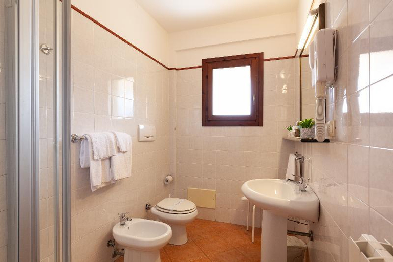 Bathroom 3, Hotel Le Zagare, Cagliari