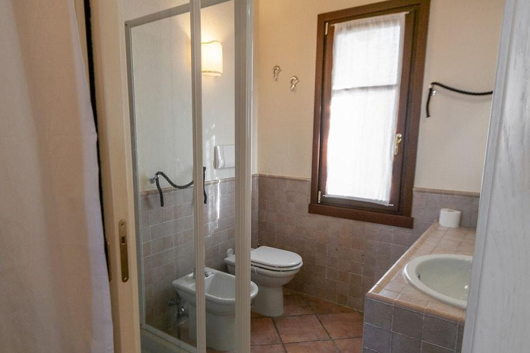 Bathroom 5, Lugana Village Resort & Sporting Club, Verona