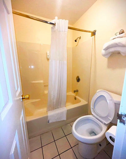 Bathroom 4, Quality Inn Bainbridge, Decatur