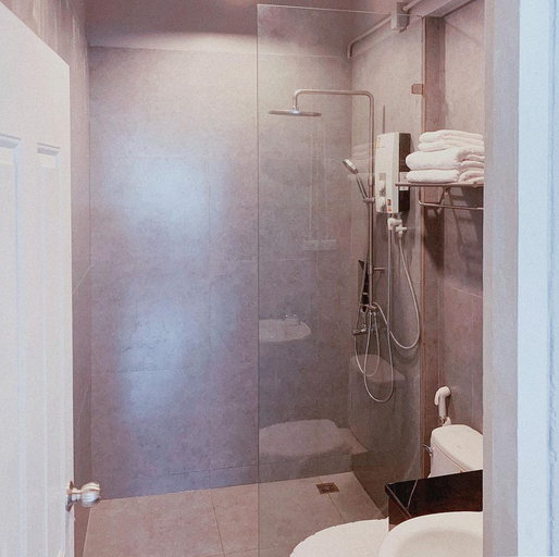 Bathroom 4, into the town, Mueang Krabi