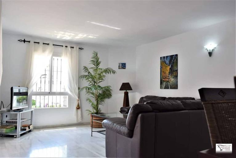 Room 5, Bright 2 Bedroom First Floor F-4, Málaga