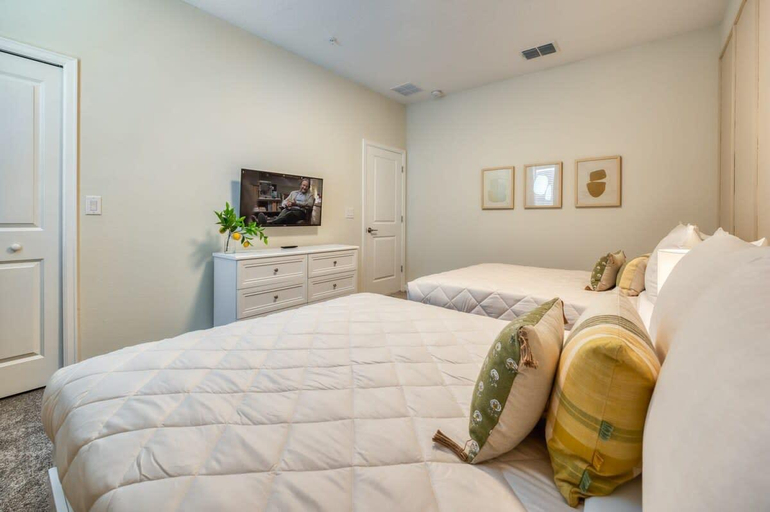 5, Chic 3BR Modern Condo, Spacious & Mickey-Themed, Osceola