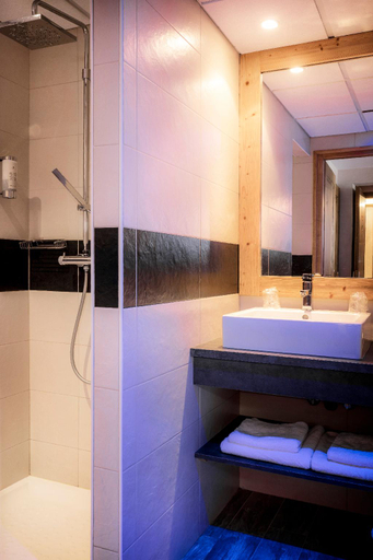 Bathroom 4, Hotel Le Littoral, Haute-Savoie