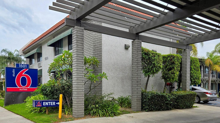 Exterior & Views 1, Studio 6 Suites Santa Ana, CA, Orange