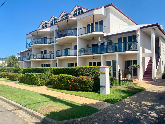 Others 5, The Esplanade-Amazing 3 bed, 2 Bath, Pool, Rowes Bay-Belgian Gardens