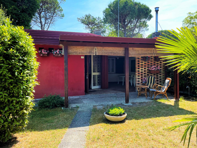 2, Bibione Pineda villa with private garden, Venezia