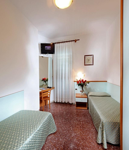 Bedroom 3, Hotel Mediterraneo, Udine