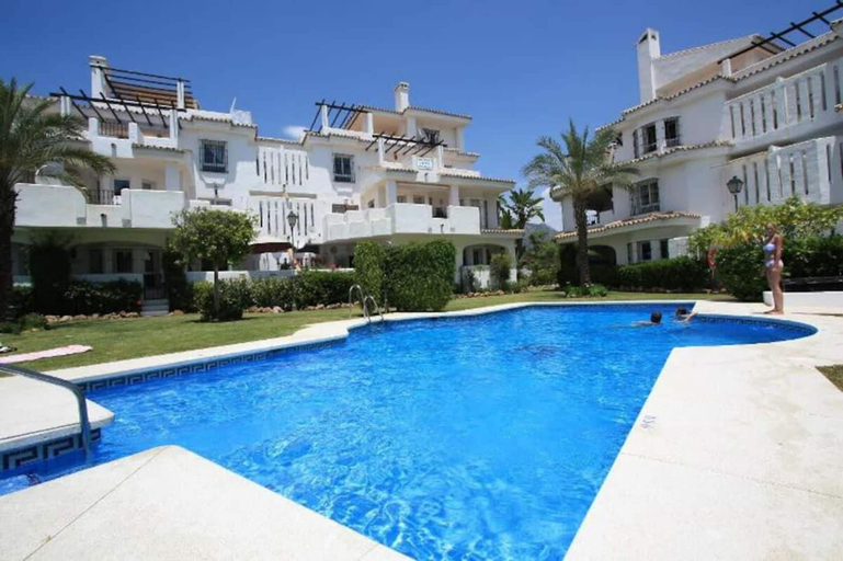 Room 5, Bright 2 Bedroom First Floor F-4, Málaga
