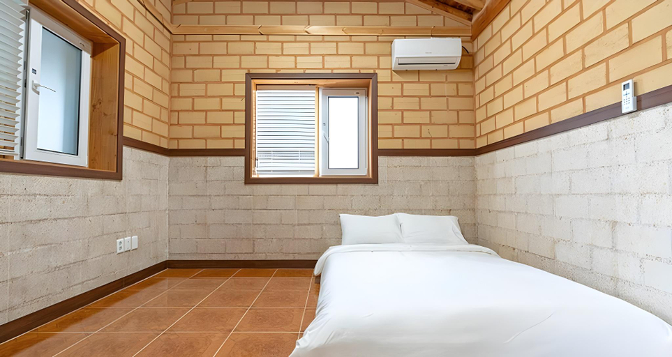 Bedroom 2, Gyeongju Nari-gil Hanok Pool Villa, Gyeongju