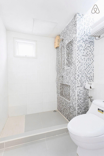 Bathroom, Cozi Inn Hotel, Ratchathewi