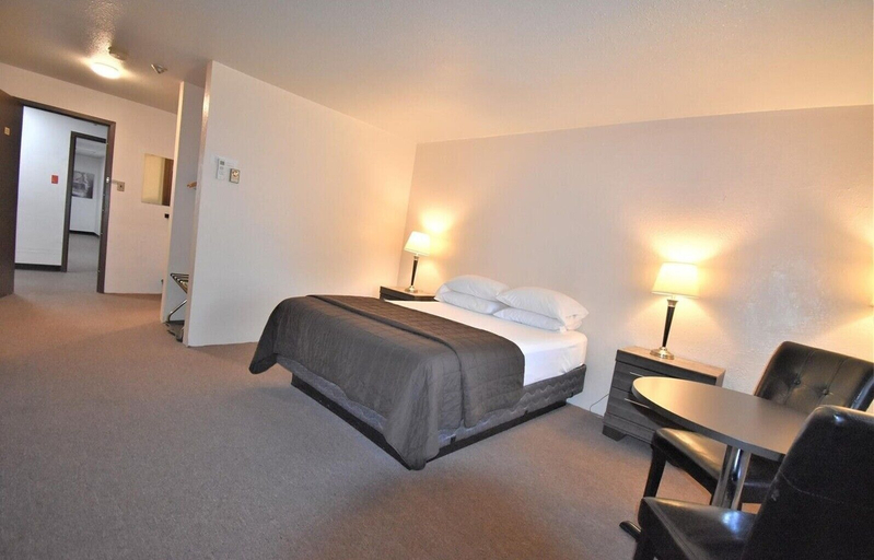 Room 4, Willowbend Hotel, Division No. 4