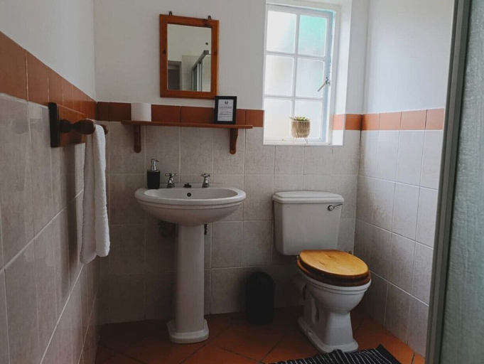 Bathroom 2, Guinea Fowl Lodge, Eden