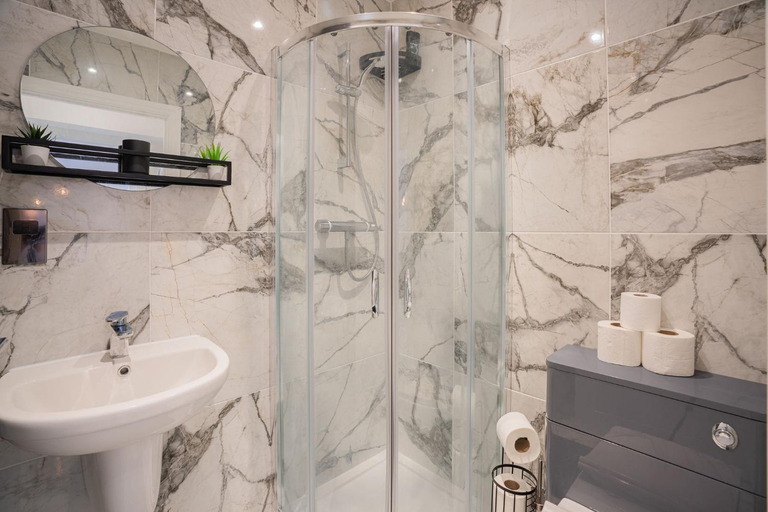 Bathroom 3, Spacious Tottenham Stay | 3-Bed | Parking & Wi-Fi, London