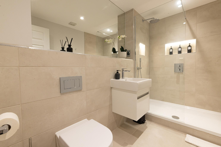 Bathroom 2, Apartment 1, York