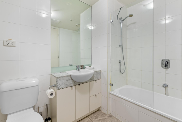 Bathroom 4, Luxe 2-Bed Apartment with River Views Near Casino, Melbourne