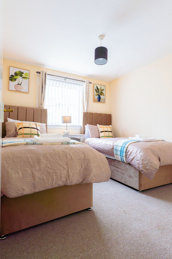 Room 3, Lovely & Bright 2-Bed Apartment, Highland