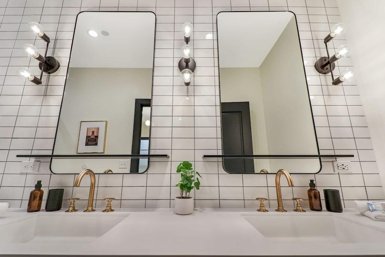 Bathroom 3, Roami at The Lola, Orleans