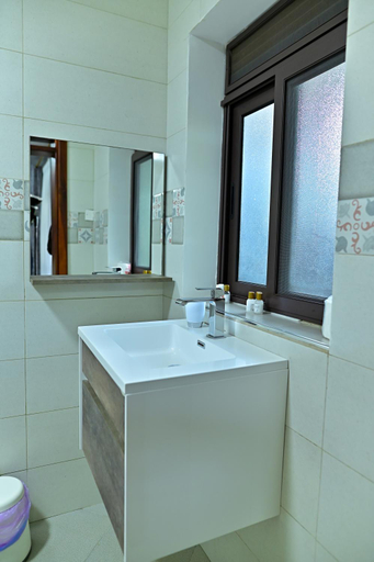 Bathroom 4, Pangolin Nest Boutique Hotel, Katikamu