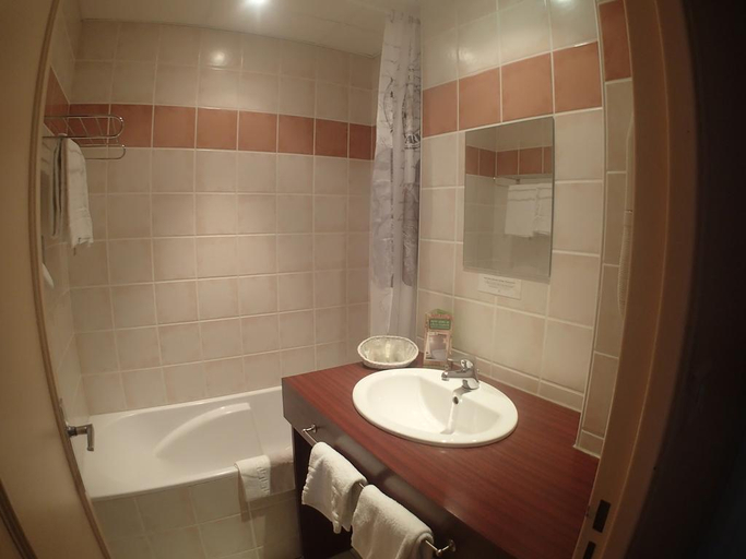 Bathroom 4, Logis Grand Hotel d'Orléans- Rest. le goulu, Tarn