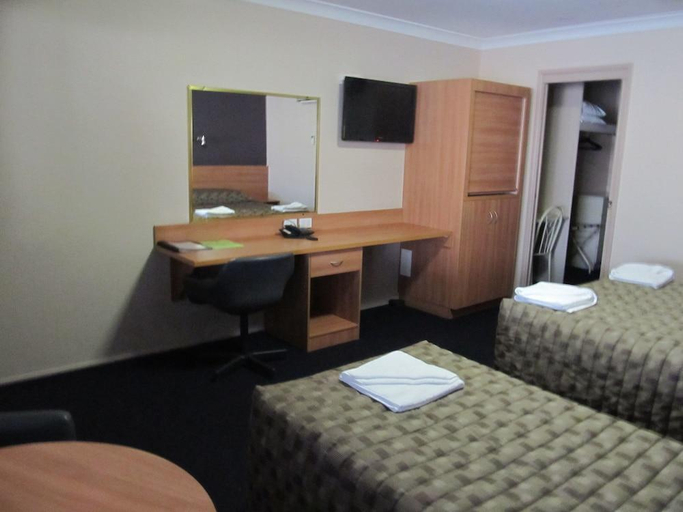 Bedroom 2, SunPalms Motel, Rockhampton