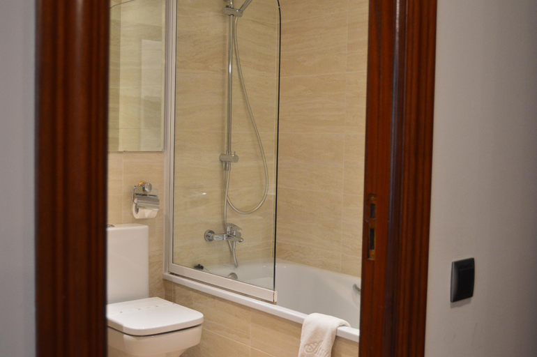 Bathroom 4, Hotel La Arquera, Asturias